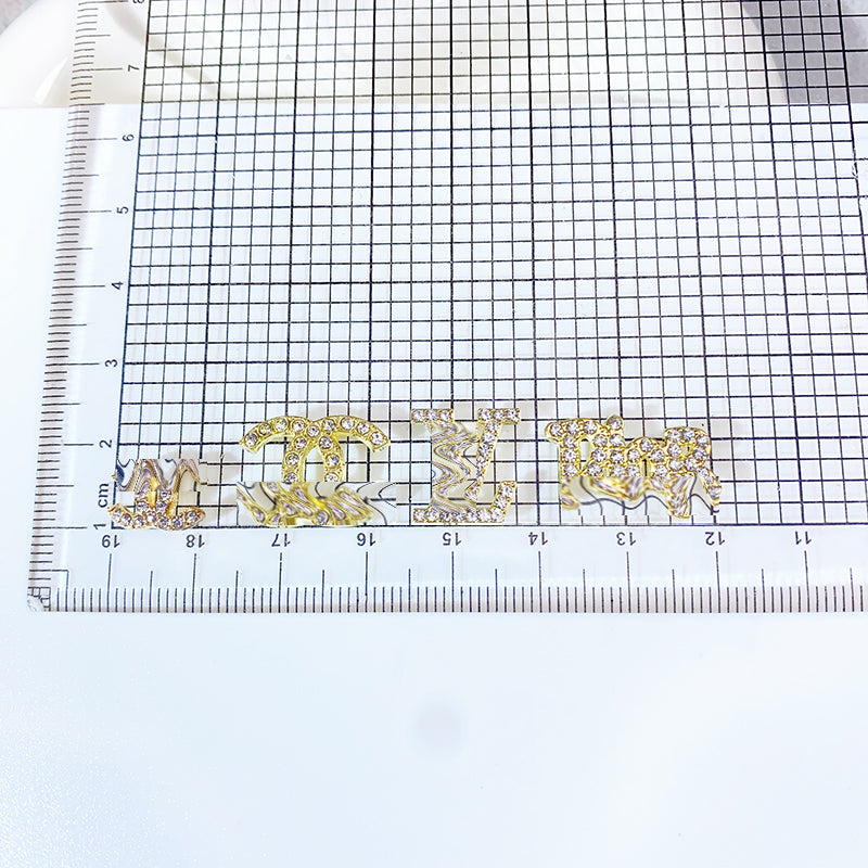 キラキラの高品質の贅沢なダイヤC/メタルLOGO/ネイルパーツ/DIY用ビーズ用/メタル系/大量注文可/デコパーツ